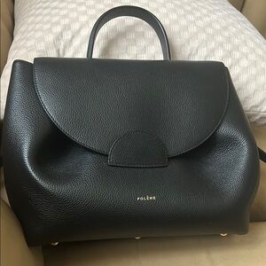 Authentic Polene numéro un large bag.
Pebbled textured leather. Excellent con.